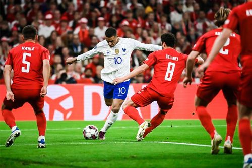 Mbappe và 2 cú sút thẳng lên khán đài