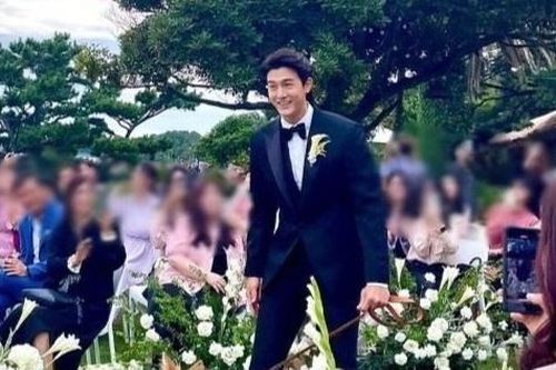 Hôn lễ riêng tư của tài tử 'Tiệm mì mỹ nam' Lee Ki Woo