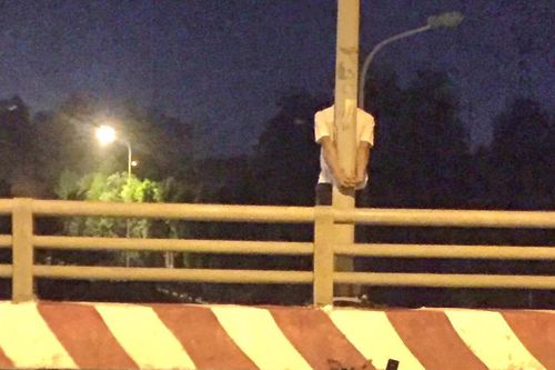 Nam thanh niên định nhảy cầu Sài Sơn tự tử, cảnh sát tóm chân cứu thoát