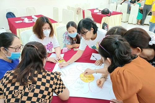 Phụ huynh đối diện áp lực tiền trường