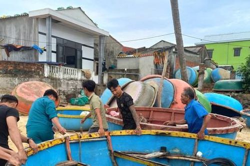 Người dân ven biển tỉnh Quảng Ngãi hối hả phòng chống bão số 4