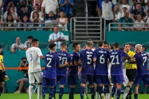 Chị gái Ronaldo lại cà khịa Messi: Kẻ mạnh không cần ai bảo vệ!