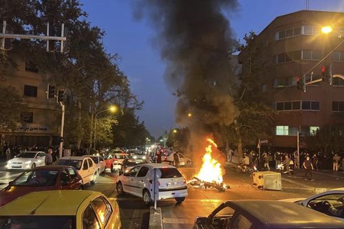 Làn sóng biểu tình dâng cao, Iran triệu tập đại sứ Anh, Na Uy