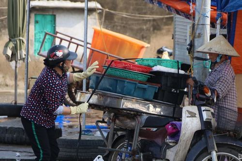 Tiểu thương Cảng cá Cửa Hội khẩn trương mua bán trước ngày bão số 4 đổ bộ