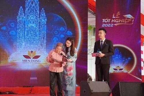 Khoảnh khắc xúc động bà cụ 83 tuổi vượt gần 2000km tham dự ngày lễ tốt nghiệp của cháu gái
