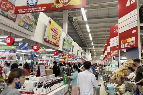 Tp.Đà Nẵng: Người dân đi mua hàng hóa dự trữ trước giờ dừng họp chợ