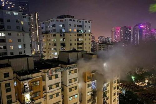 Hiện trường vụ cháy lần 2 trong 1 tháng tại tòa chung cư tái định cư, người dân xanh mặt tháo chạy