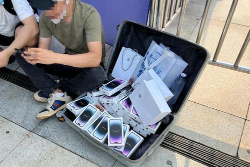 'Làm giá' bất thành, dân buôn đổ xô ngồi bán lỗ iPhone 14 ở lề đường