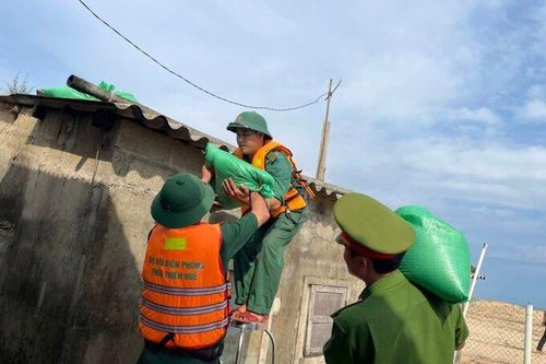 Bộ đội biên phòng, công an giúp người dân ứng phó với bão Noru