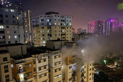 Hà Nội: Chung cư bùng cháy, người dân tháo chạy trong đêm