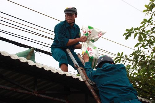 Dân quân, bộ đội 'chạy đua' thời gian, giúp dân chằng nhà tránh bão Noru