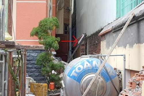 Sập tường nhà, phụ hồ bị vùi trong đống đổ nát