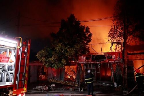 Hàn xì khiến 4 nhà dân bị thiêu rụi hoàn toàn trong đêm