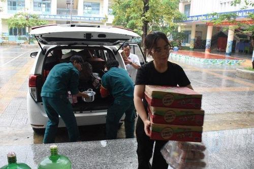 Đà Nẵng mưa như trút, gió bắt đầu mạnh dần