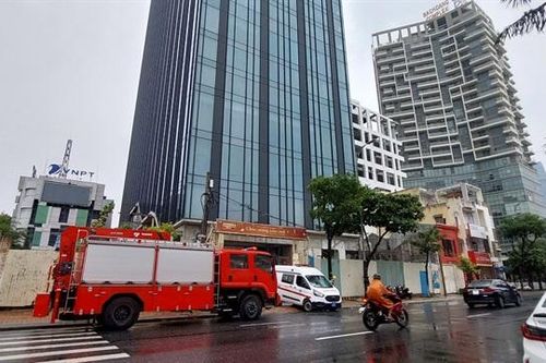 Cứu công nhân bị thương nặng khi rớt xuống hầm của công trình đang xây dựng