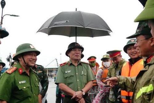 Công an Đà Nẵng vận động người dân đến nơi trú bão an toàn