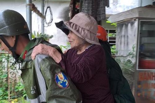 Kịp thời sơ cứu người đàn ông rơi từ trên cao xuống đất khi chằng chống mái nhà