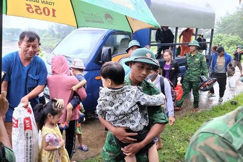 Quảng Trị: Hàng trăm người dân trên đảo Cồn Cỏ xuống hầm trú bão