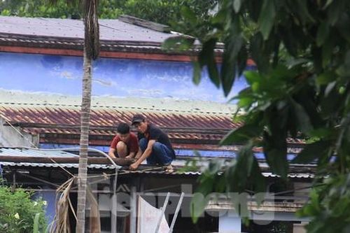 'Gõ cửa' từng nhà dân Đà Nẵng vận động sơ tán tránh bão