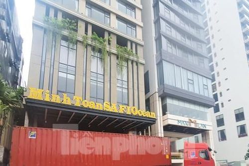 Sóng lớn 'liếm' sát bờ biển Đà Nẵng, khách sạn thuê loạt container chắn bão