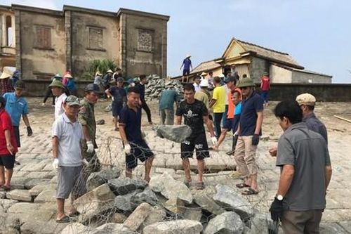 Hàng trăm người dân Hà Tĩnh gia cố kè biển chống bão