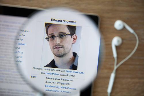 Tổng thống Putin trao quyền công dân Nga cho Edward Snowden