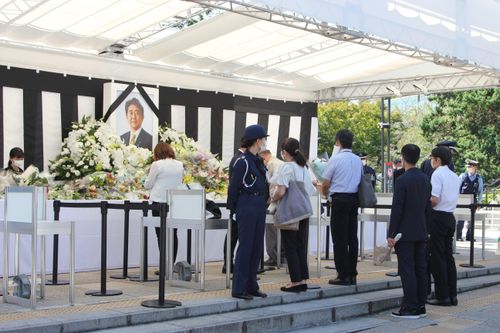 Người dân Nhật Bản đặt hoa tưởng niệm cố Thủ tướng Abe Shinzo