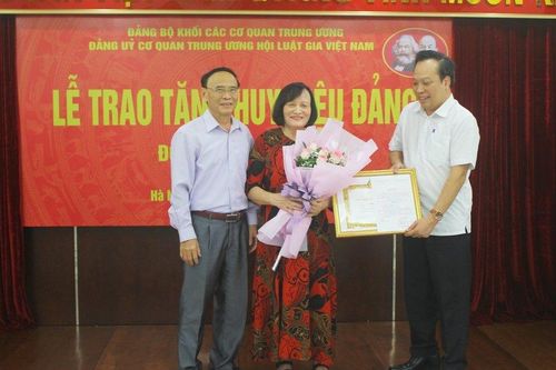 Hội Luật gia Việt Nam tổ chức trao huy hiệu 40 năm, 45 năm tuổi Đảng