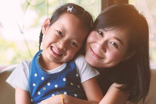 Con gái bị cô lập ở trường, mẹ có cách xử lý khéo
