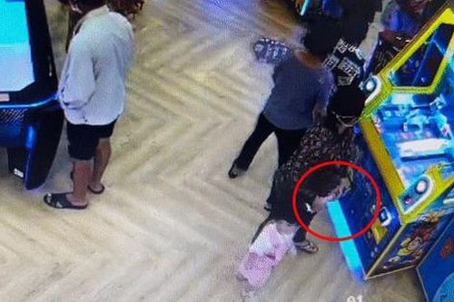 Con mất chiếc vòng vàng ở khu vui chơi, mẹ check camera thì bàng hoàng với hành động xấu xí