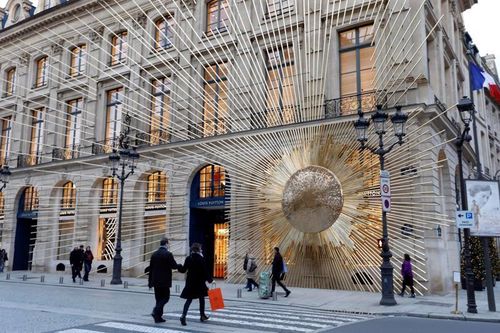 Đến 'ông lớn' LVMH cũng phải cân nhắc: Ấn tượng hay tiết kiệm năng lượng?
