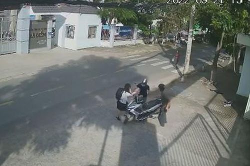 Hai thanh niên giật ĐTDĐ của nữ sinh trước cổng trường ở TPHCM đã bị bắt