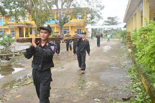 Trung đoàn Cảnh sát cơ động Trung bộ khẩn trương giúp dân khắc phục hậu quả cơn bão Noru