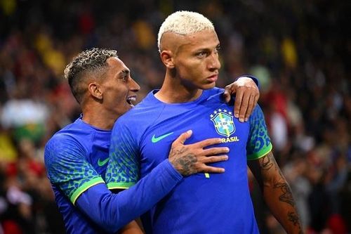 Phản ứng của dàn sao Brazil khi bị ném chuối