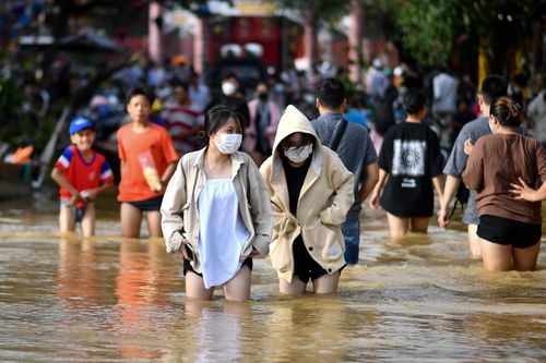 12 giờ sau bão Noru, Hội An lại nườm nượp khách