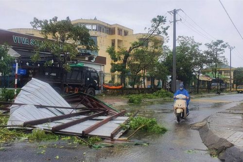 Bão số 4: Hàng trăm nhà dân tốc mái, mực nước sông đang lên cao