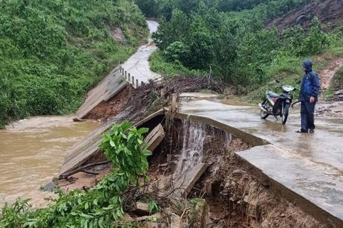 Miền Trung:Lũ lên nhanh, nhiều nơi bị cô lập, sạt lở, giao thông bị chia cắt