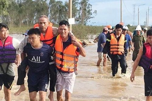 Cứu kịp thời cụ ông bị lũ cuốn trôi tại Quảng Nam