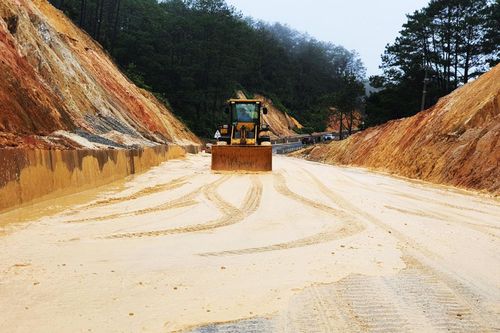 Kon Tum: Bão số 4 gây sạt lở nhiều tuyến đường, một số nơi tạm thời bị cô lập