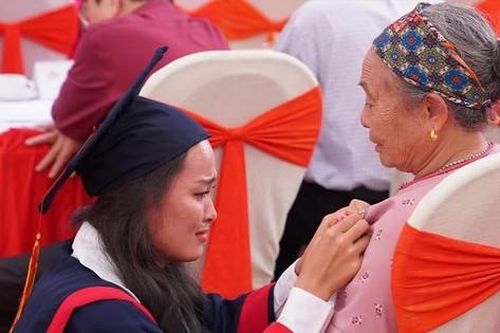 Xúc động chuyện bà nội vượt hơn 2.000 km dự Lễ tốt nghiệp của cháu gái