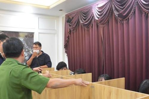 Xuyên đêm khám xét nhiều nơi liên quan đường dây mạo danh ngân hàng để lừa đảo