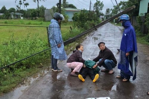 Tông vào trụ điện đổ nghiêng, một phụ nữ tử vong