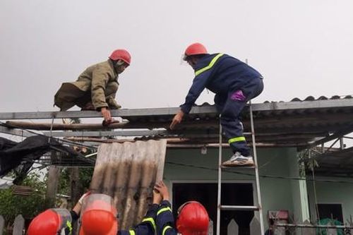 Thừa Thiên - Huế: Quân đội, công an hành quân về giúp dân khắc phục bão số 4