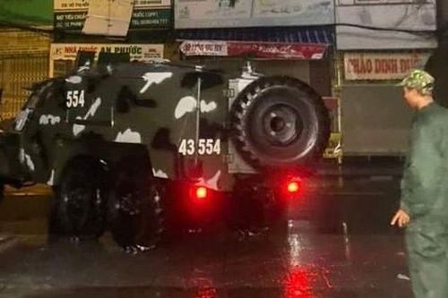 Điều xe thiết giáp đưa sản phụ vượt bão đi sinh
