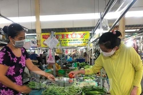 Giá rau xanh tăng vọt, hàng từ miền Trung về TPHCM bị gián đoạn do bão