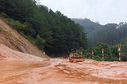 Ảnh hưởng bão số 4, nhiều tuyến đường Tây Nguyên sạt lở, một người thiệt mạng