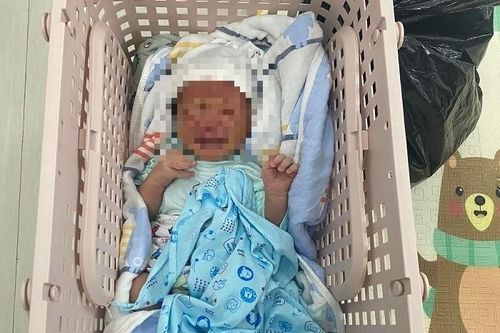 Bé trai 3 ngày tuổi bị bỏ rơi trước cửa nhà dân