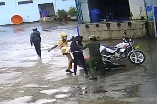 Đang xác minh clip công an đánh tới tấp hai thiếu niên chạy xe máy