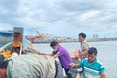 Ngư dân miền Trung tất bật chuẩn bị vươn khơi sau bão số 4