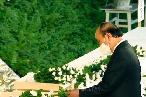 Chủ tịch nước Nguyễn Xuân Phúc đến nhà riêng chia buồn với Phu nhân cố Thủ tướng Abe Shinzo